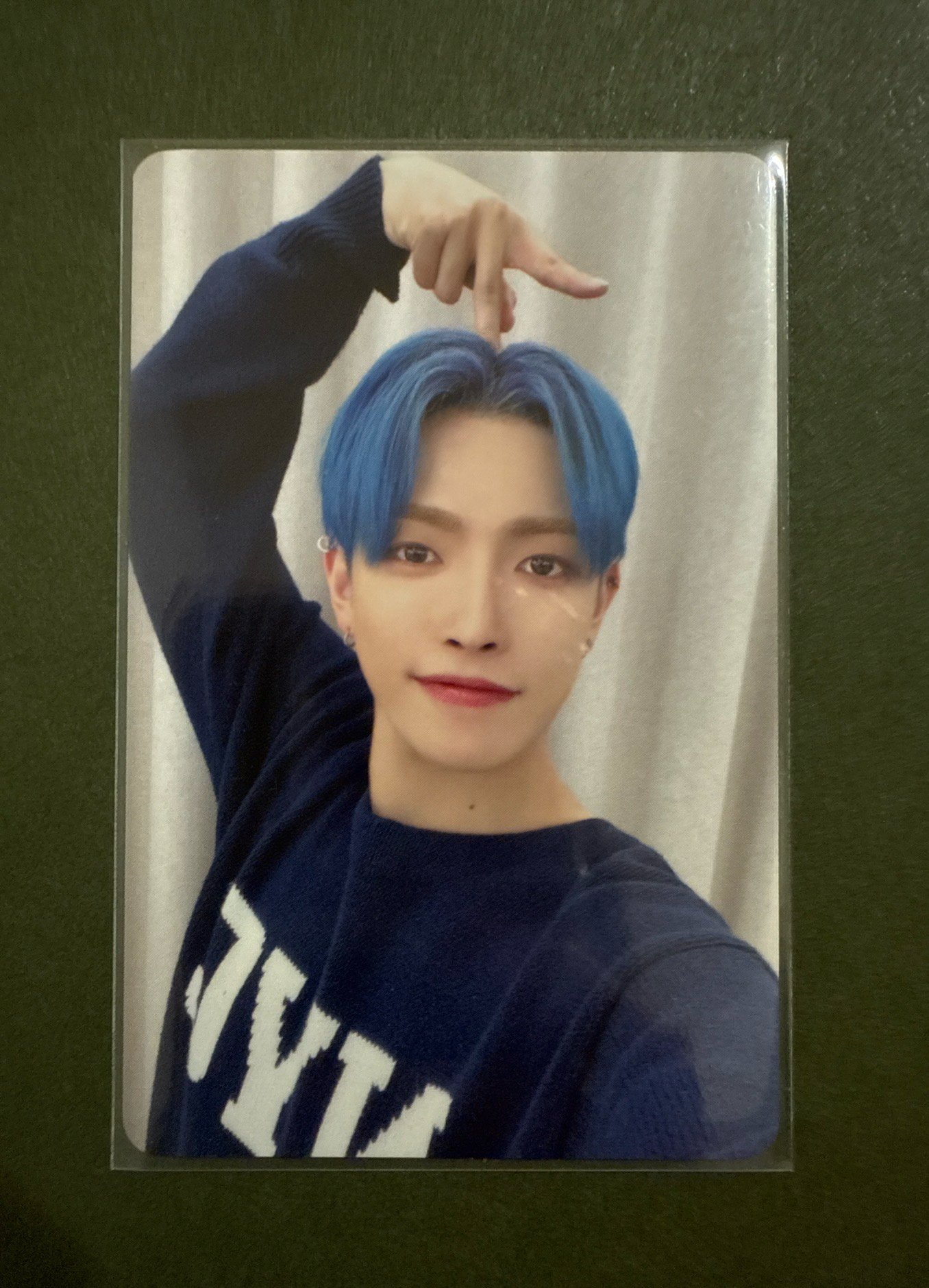 新加坡簽售 頭上比耶藍髮中