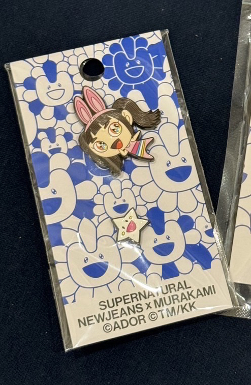 村上隆 快閃 聯名 Hanni 別針