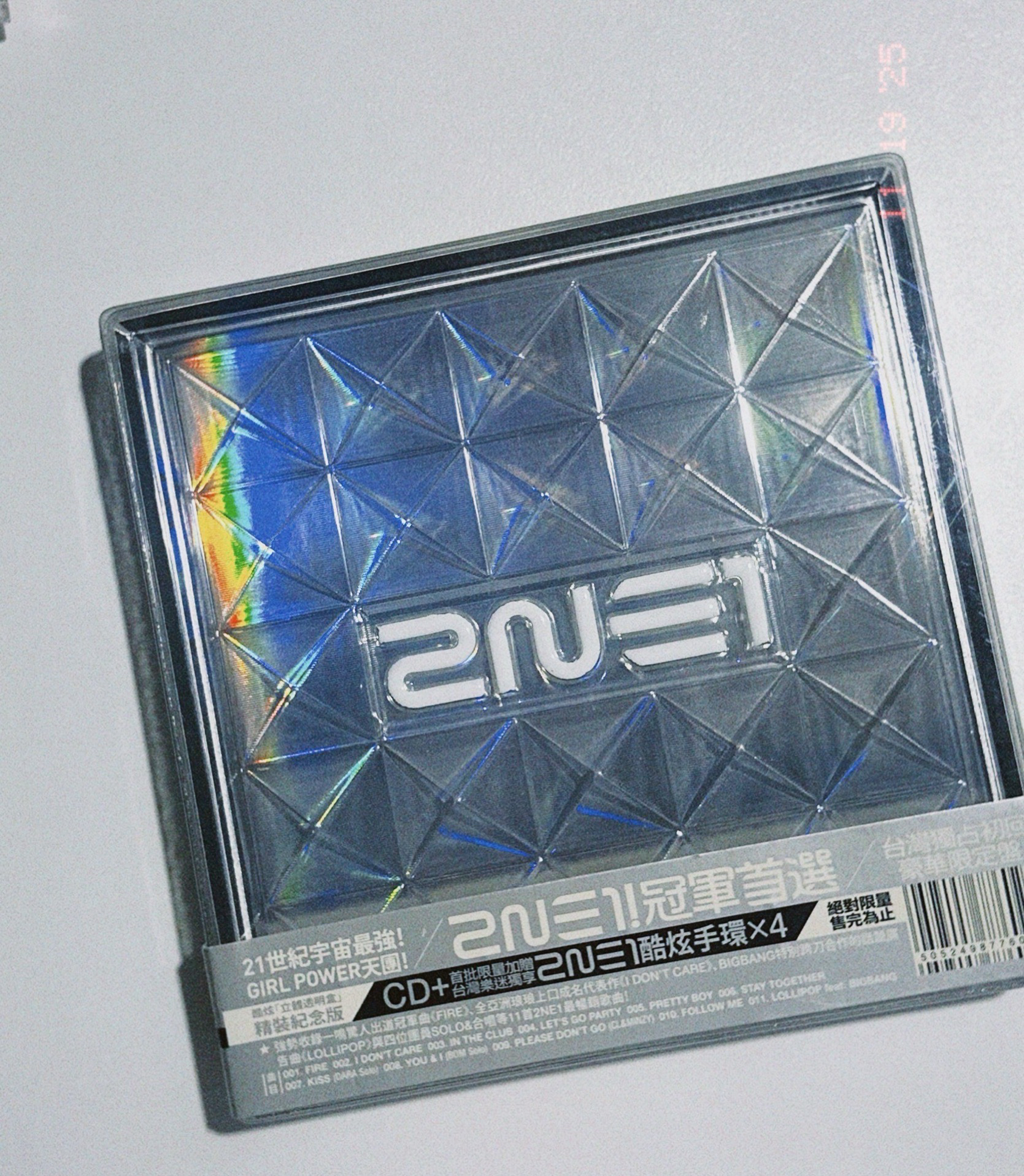 2NE1 ! 冠軍首選台灣獨占初回豪華限定盤