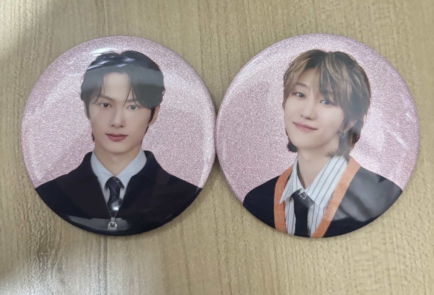 Holiday俊、八徽章