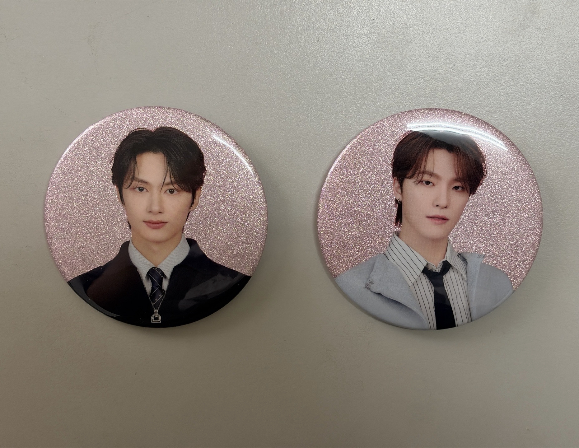 25‘FM HOLIDAY 徽章 