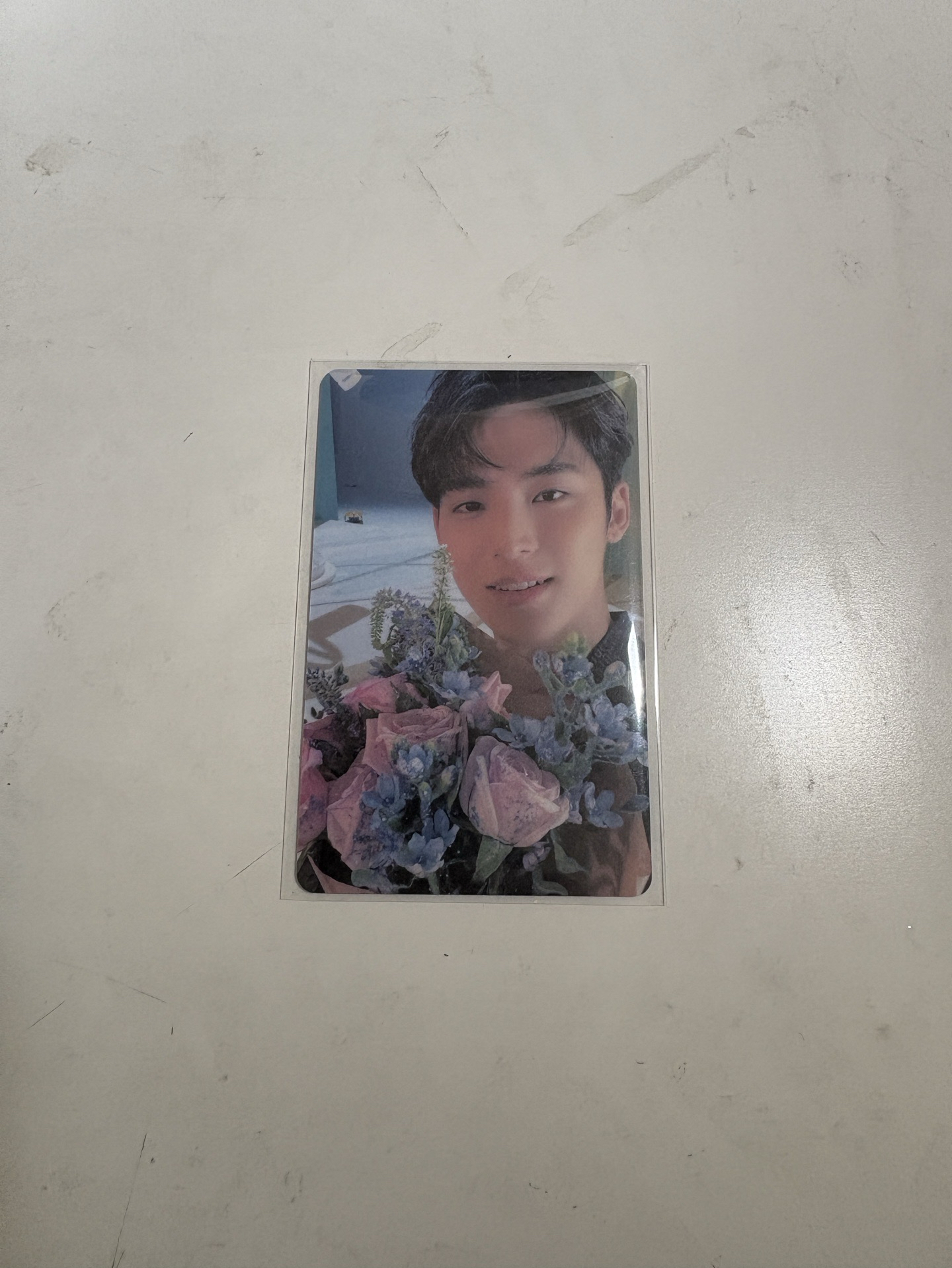 金珉奎 微笑捧花