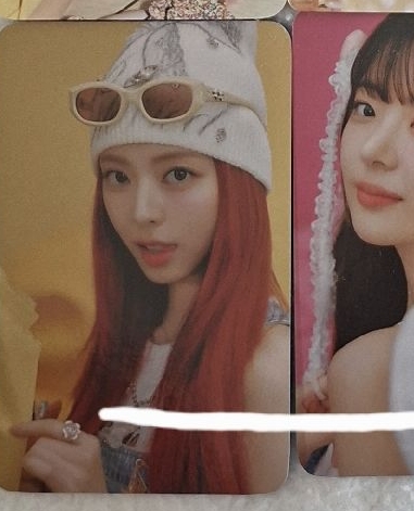 娜隨機卡（左）