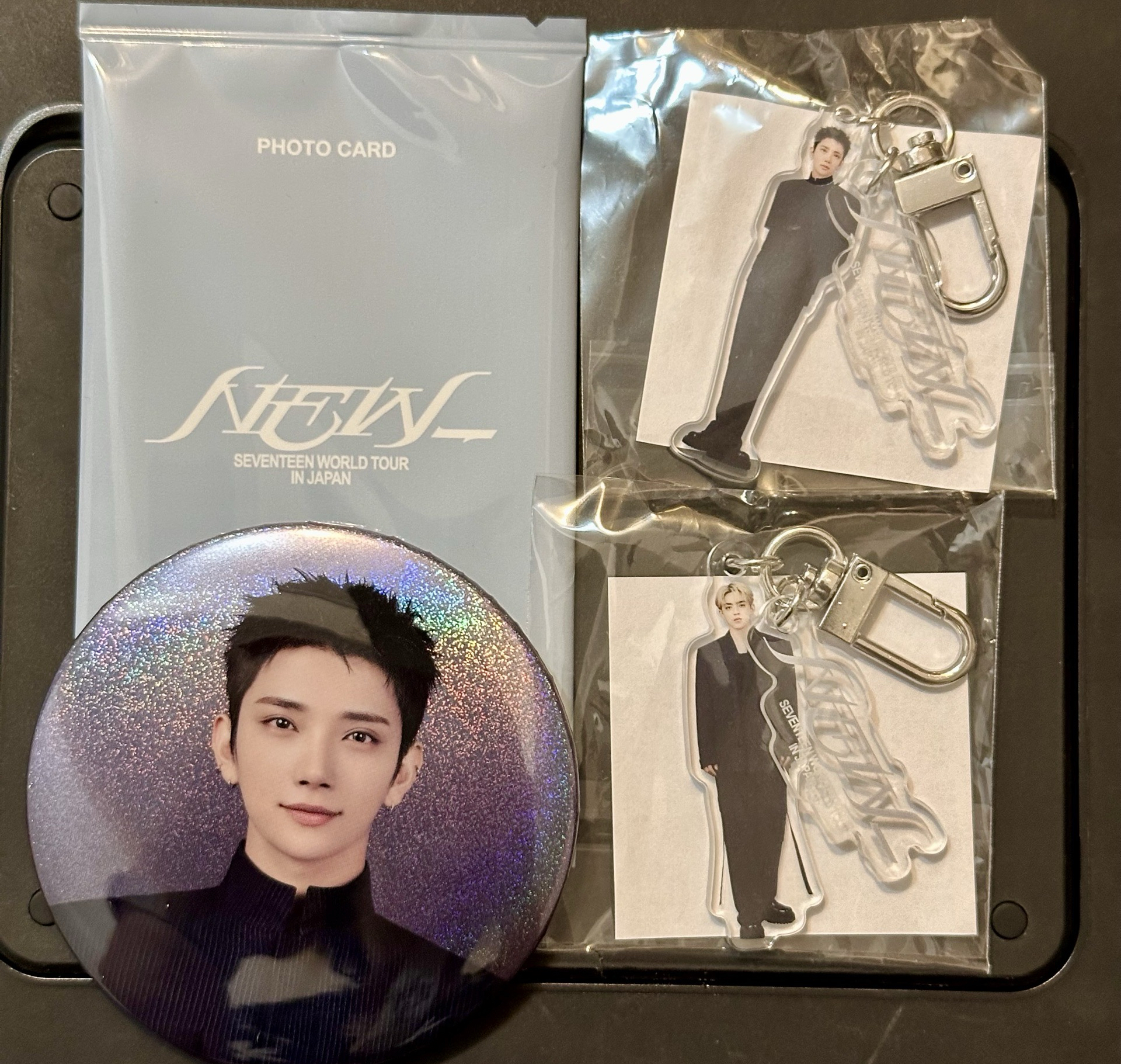 NEW_日巡 扭蛋吊飾-哲秀+徽章-秀+未拆卡包1