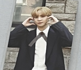 兩隻手都在比愛心