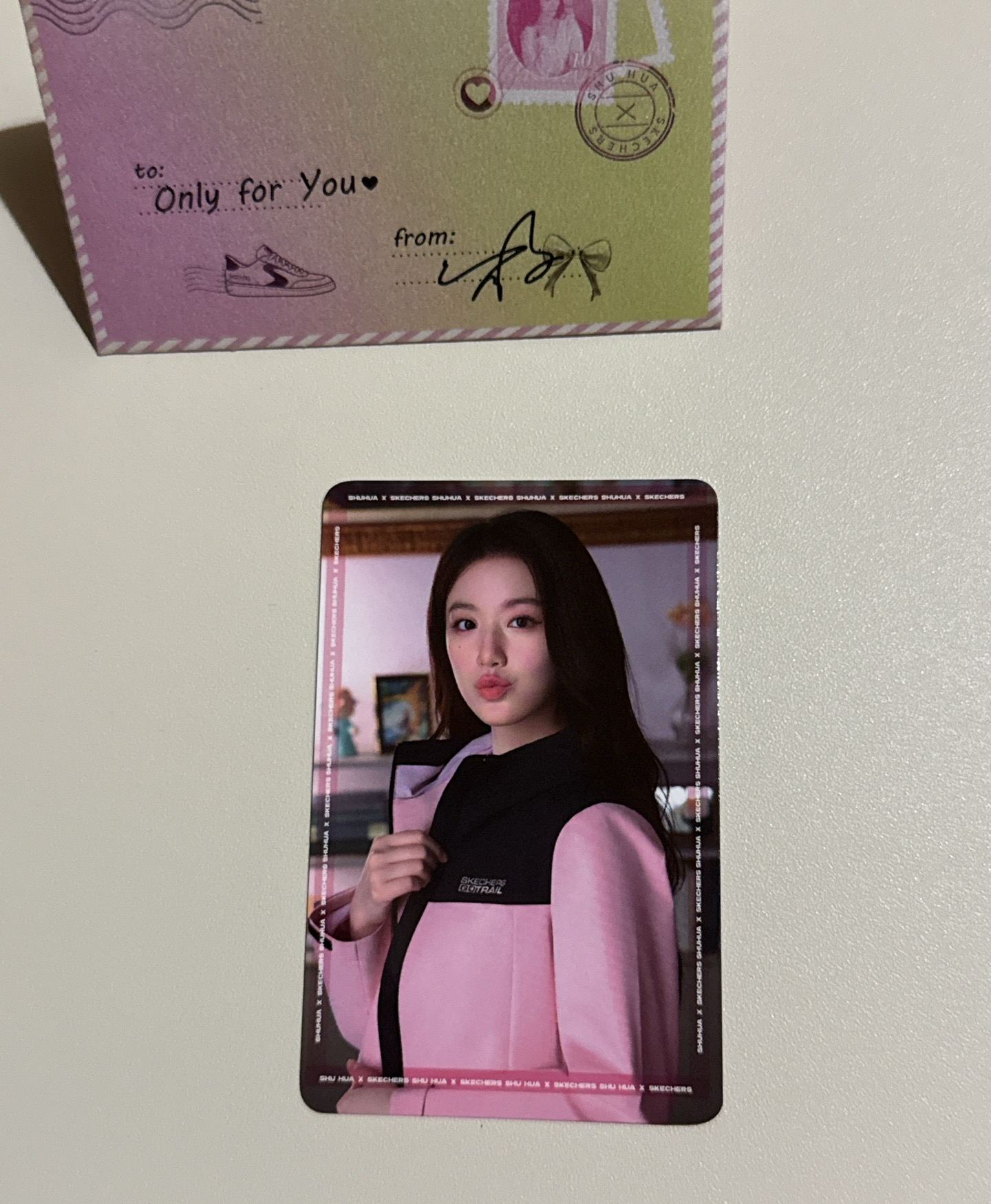 粉色外套嘟嘴刷