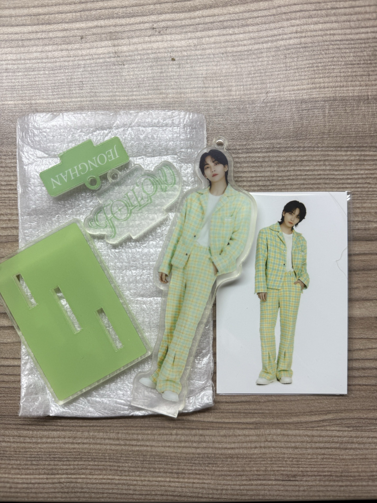 Follow 立牌 尹淨漢