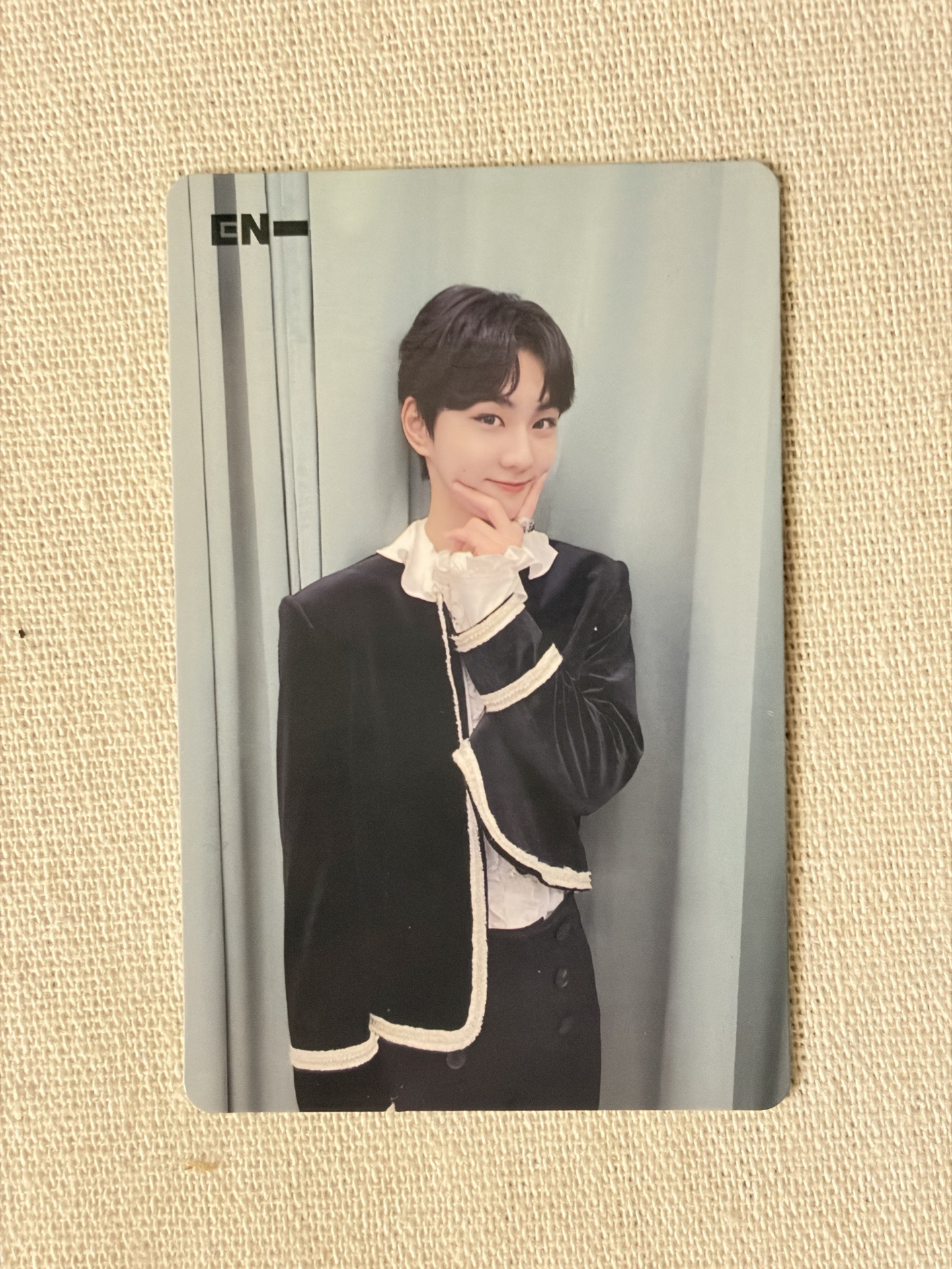 突然被抓到窗簾前腦袋一片空白所以比個耶吧