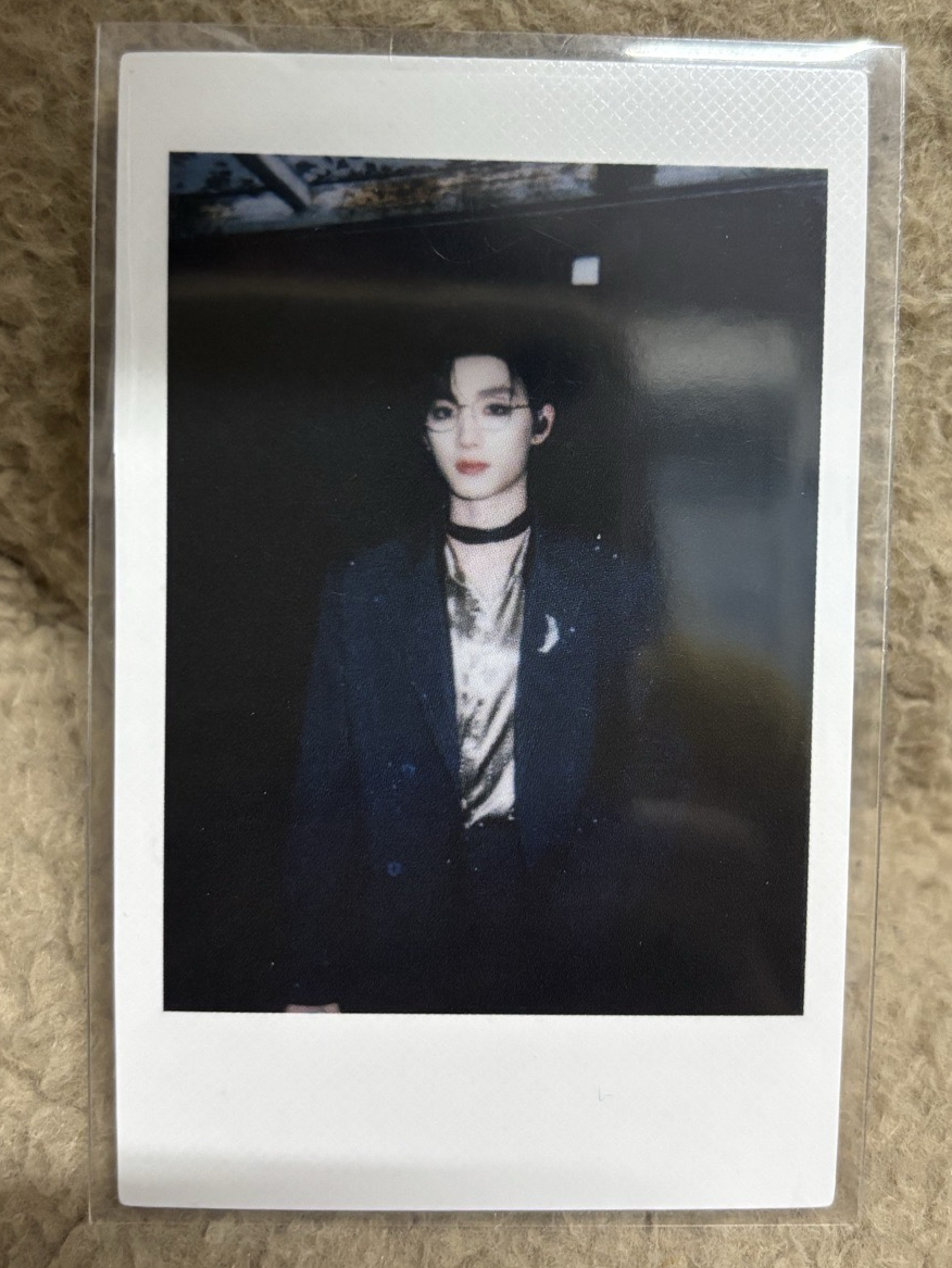 丁程鑫_五週年演唱會單人款小卡：黑舒芙蕾