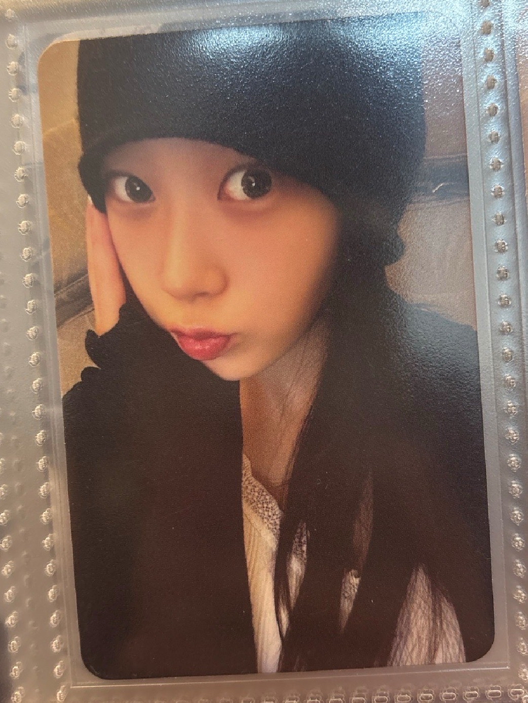 眼睛瞪得像銅鈴 毛帽吉