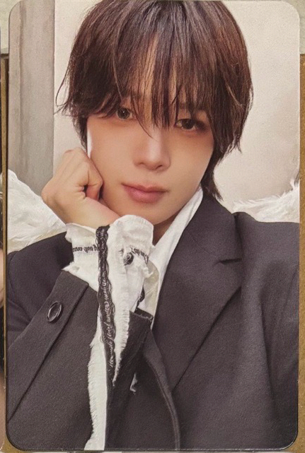 可愛天使托下巴（還偷偷比了半個愛心）