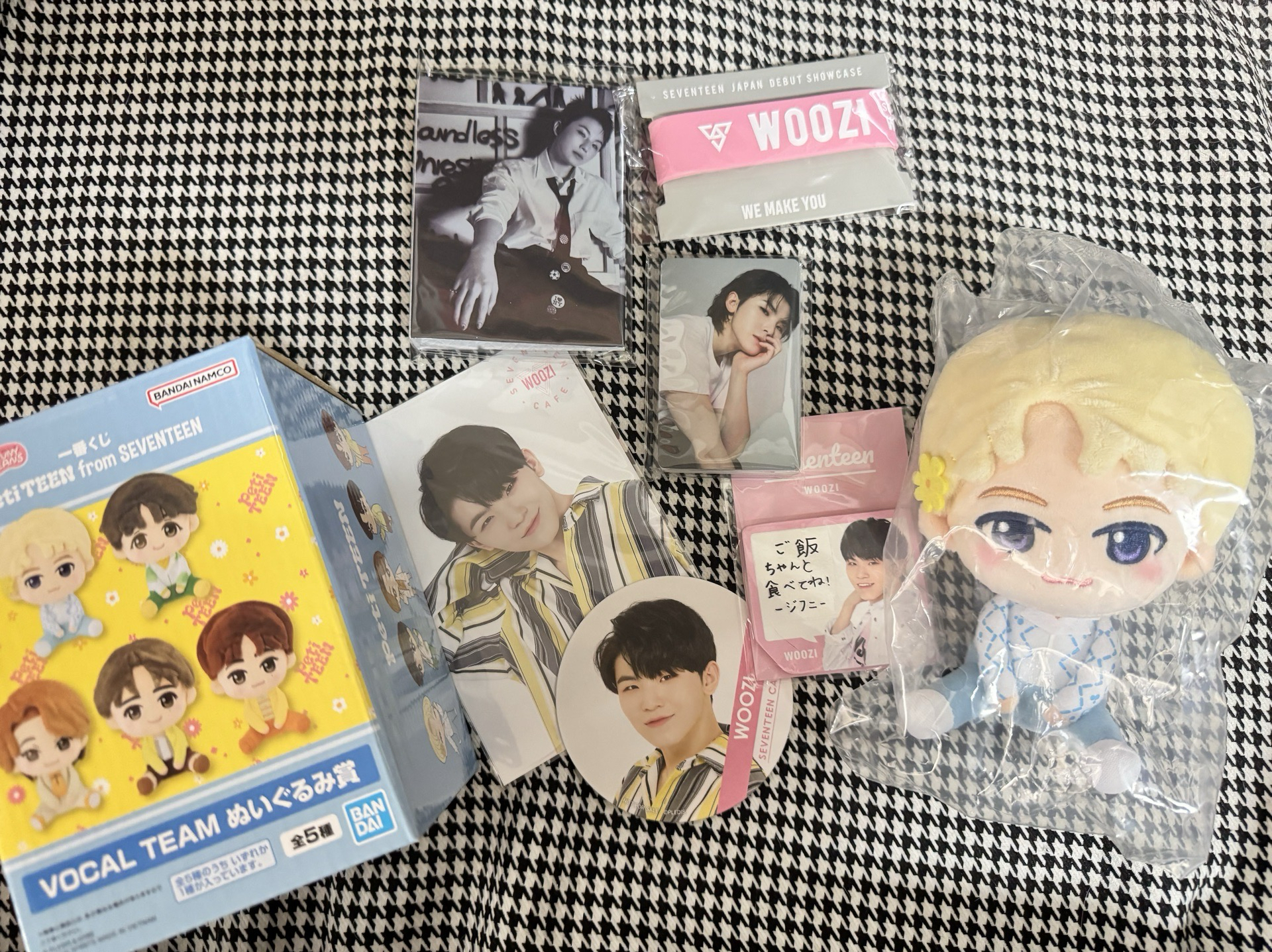 整圖出 seventeen 早期周邊 petiteen woozi 李知勳 坐娃 咖啡廳 杯墊（後面有印簽 出道秀 手環