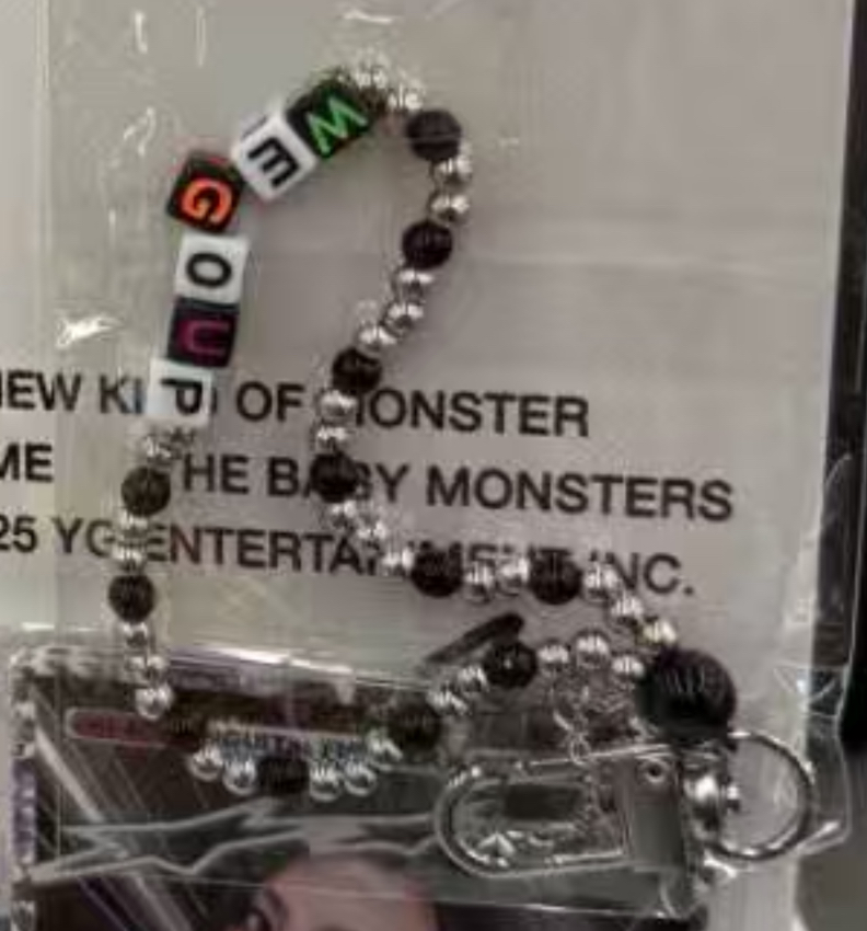 寶怪一週年寫真書贈送手鍊