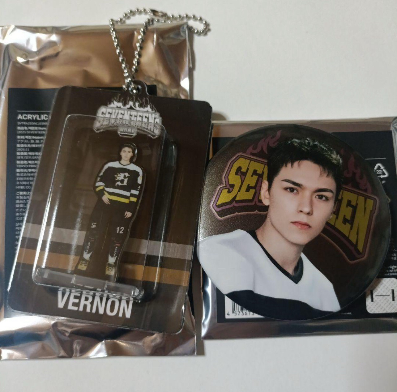 🐰SEVENTEEN 25’ HOME VERNON 徽章+壓克力吊飾不拆