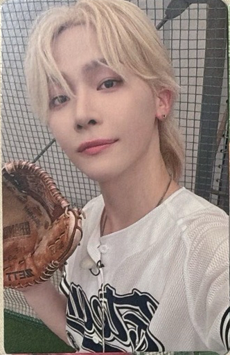 微笑帥哥與棒球手套