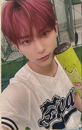 可愛的臉貼著球棒