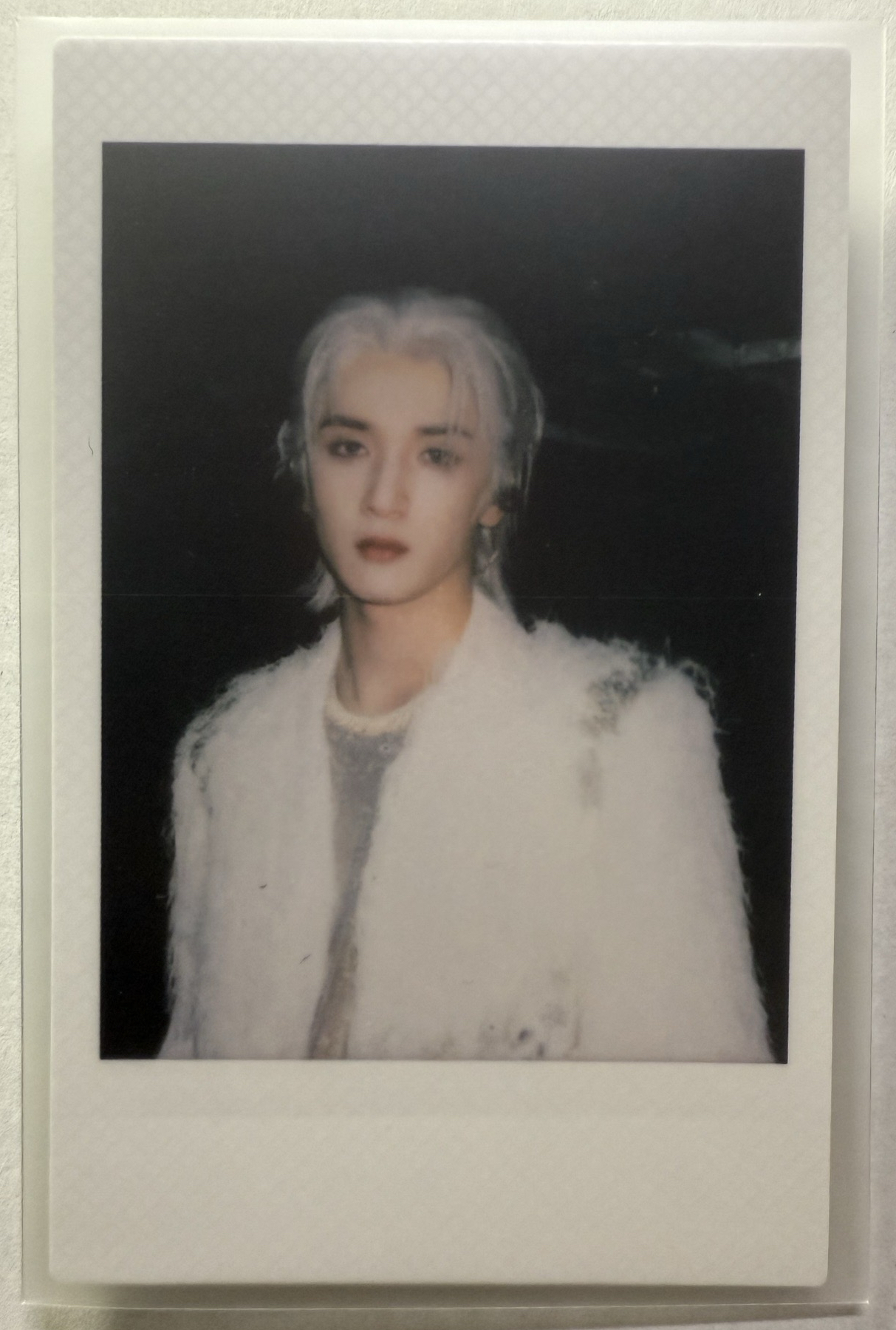 嚴浩翔｜冠歲單人款白髮拍立得