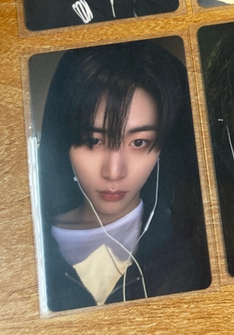 看什麼 沒看過這麼帥的男人是不是