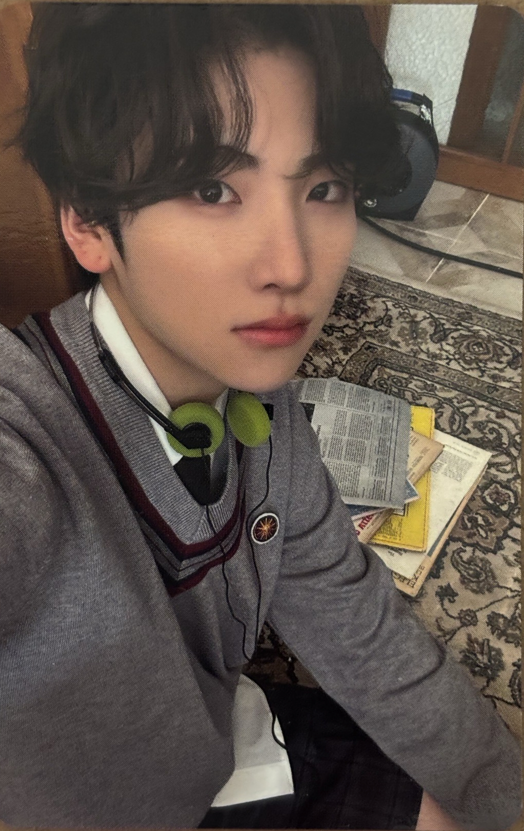 掛著耳機的學弟