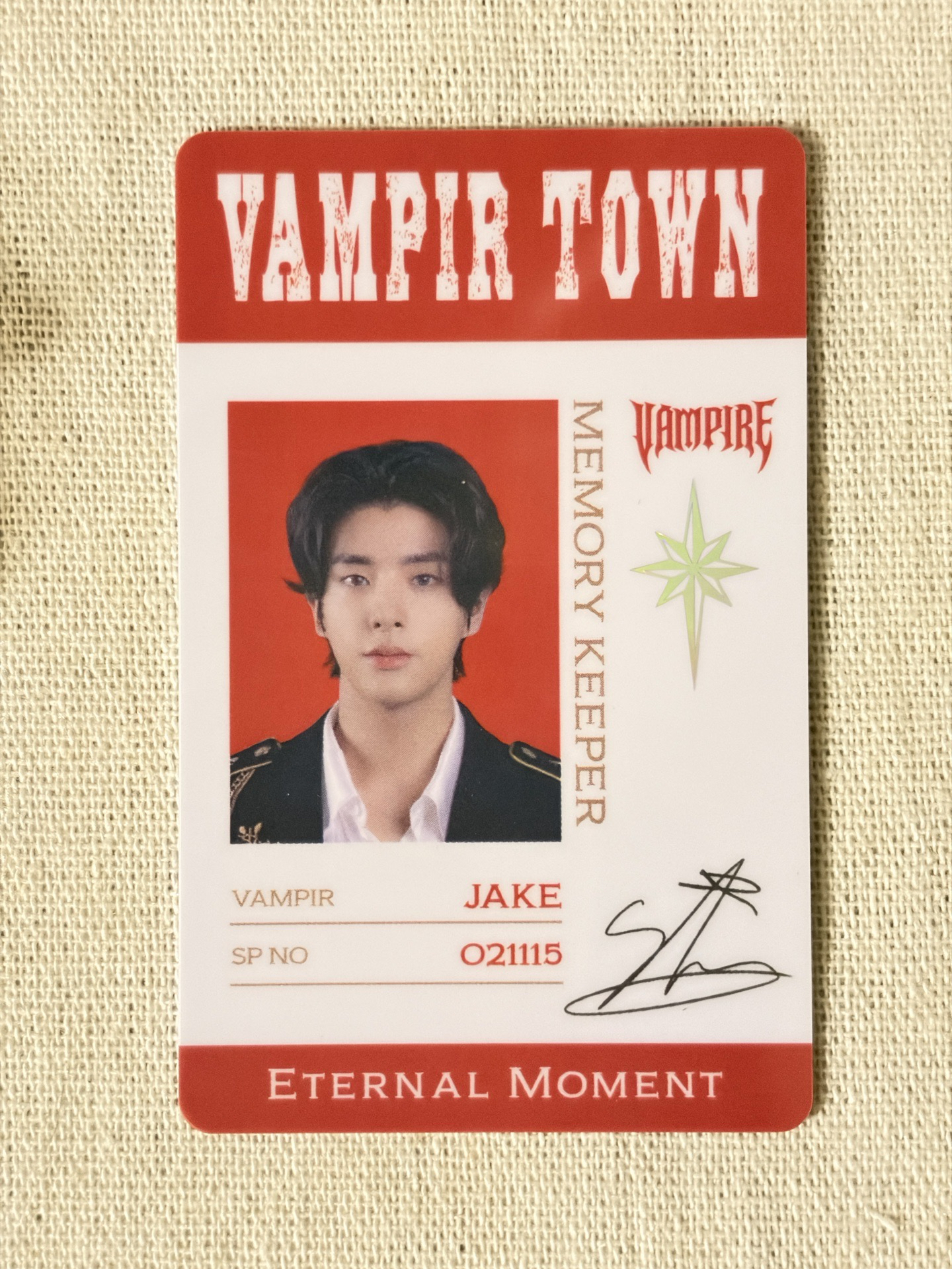 想不到吧吸血鬼也有證件照