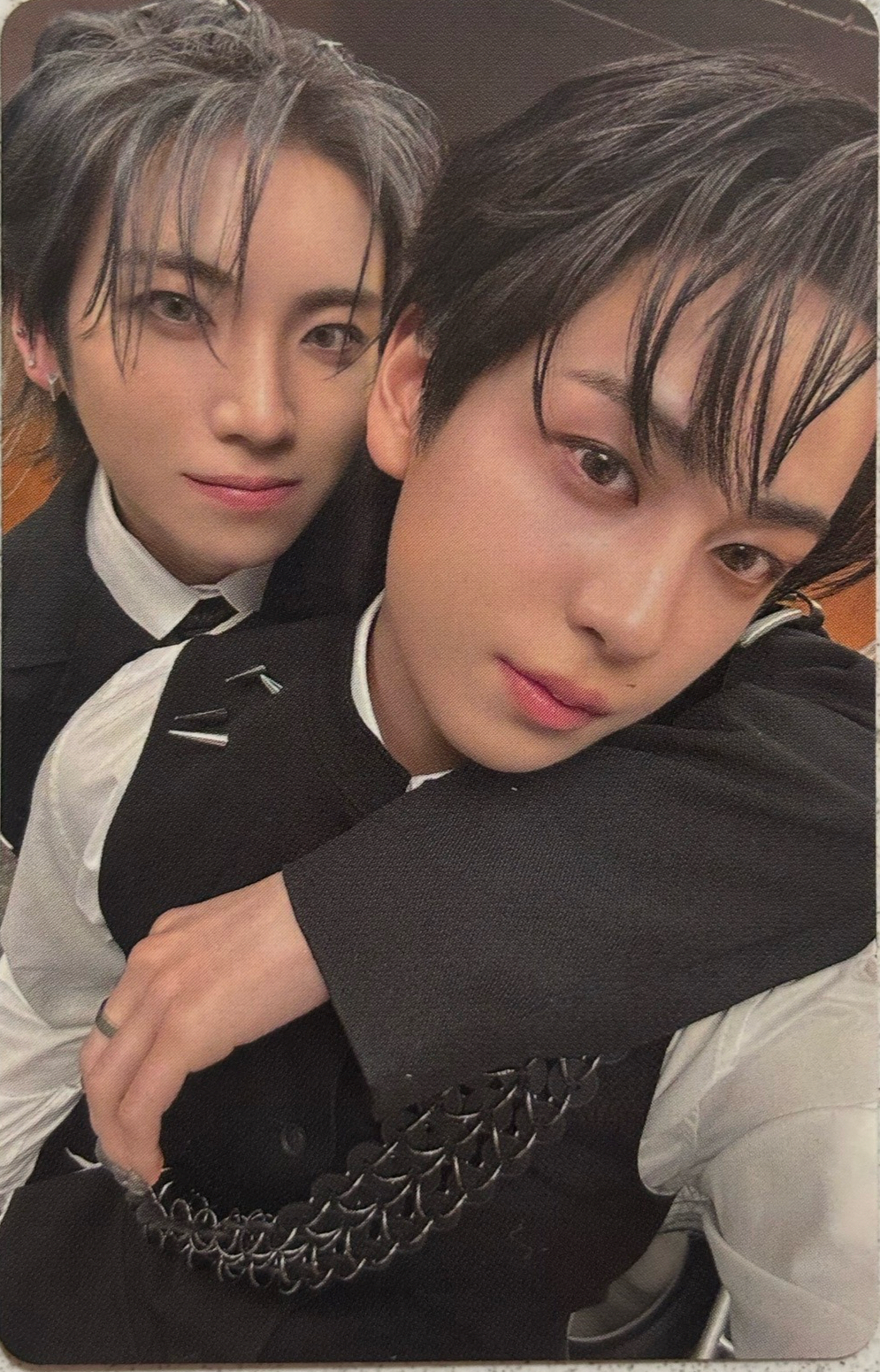 YUMA勾住TAKI脖子