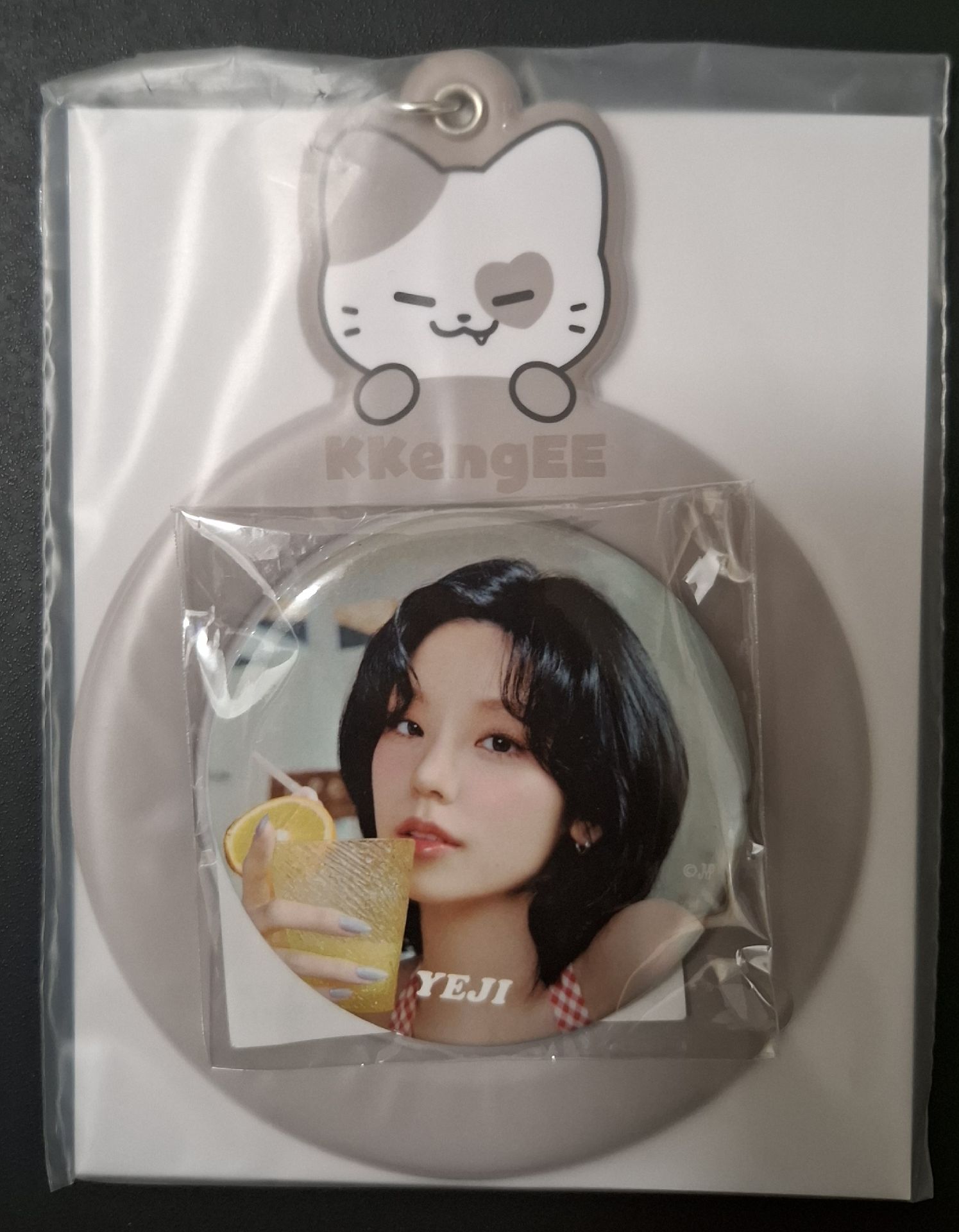 ITZY 夏日快閃 禮志 徽章+徽章套吊飾 未拆封