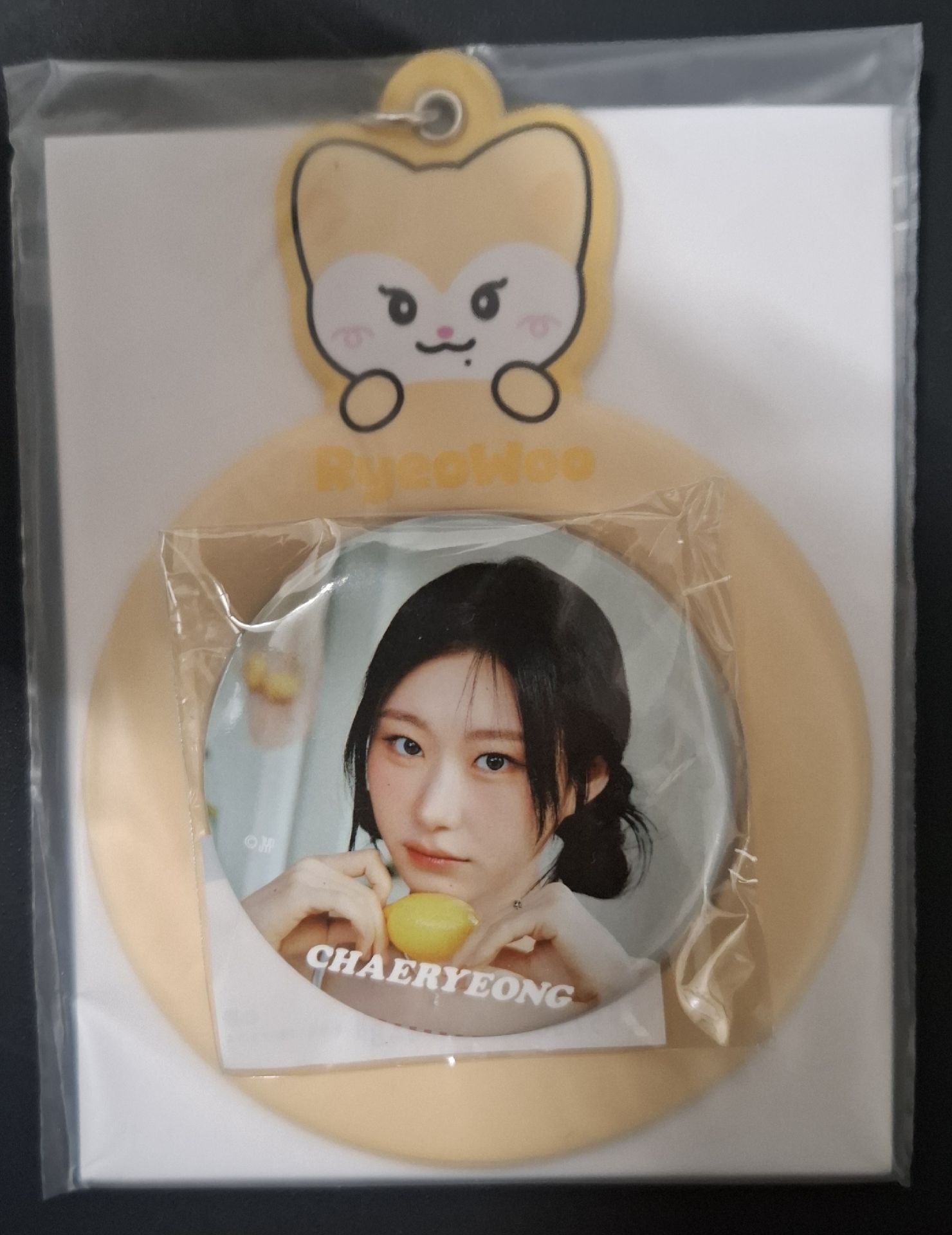 ITZY 夏日快閃 彩領 徽章+徽章套吊飾 未拆封