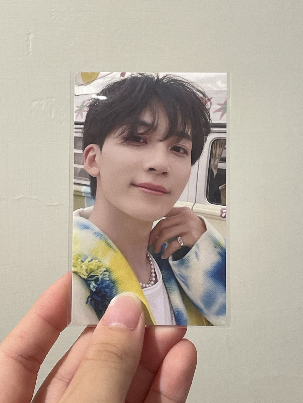 在卡車旁邊的兔子美男子一枚