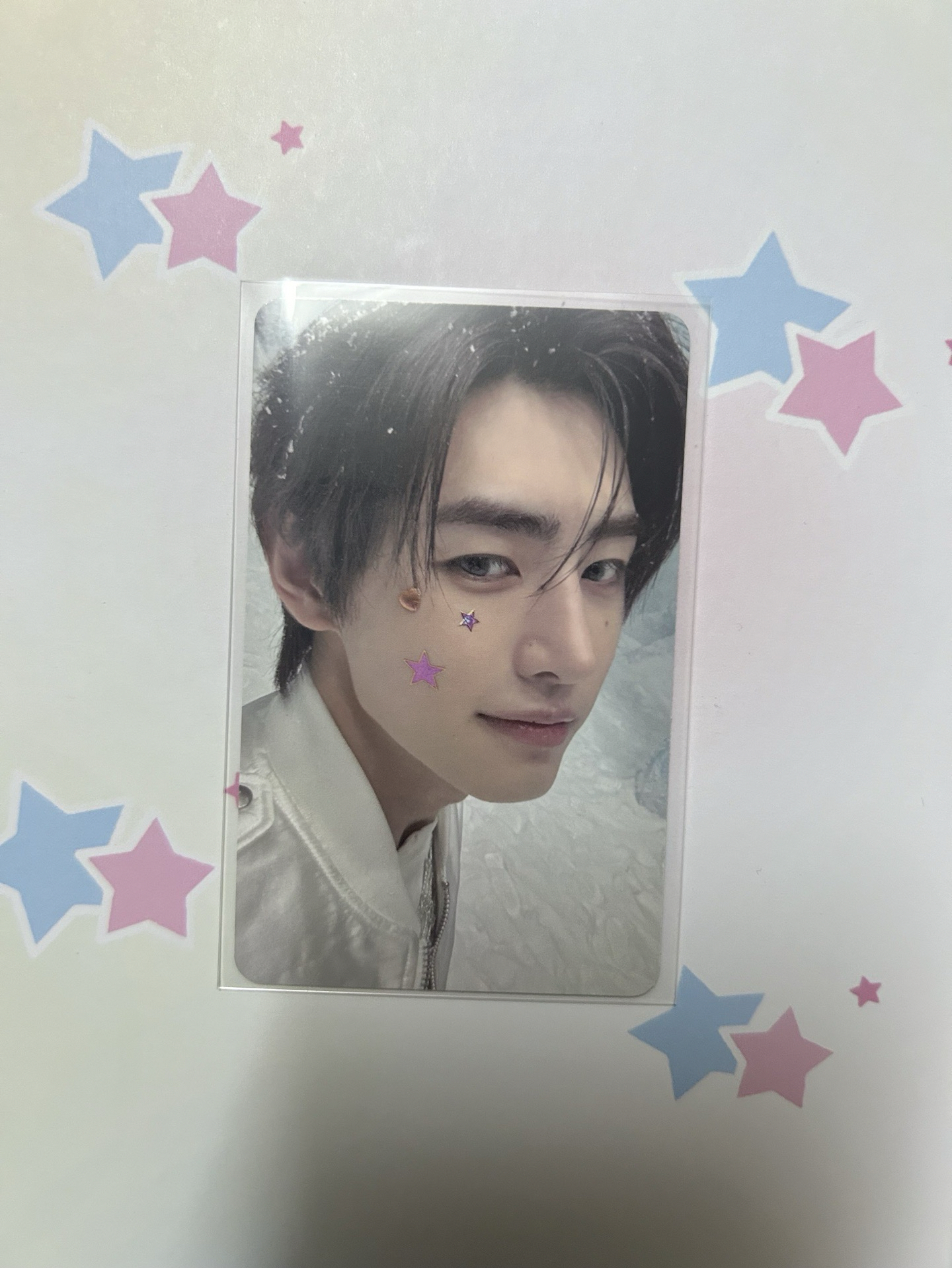 訓訓鋒利的下顎線