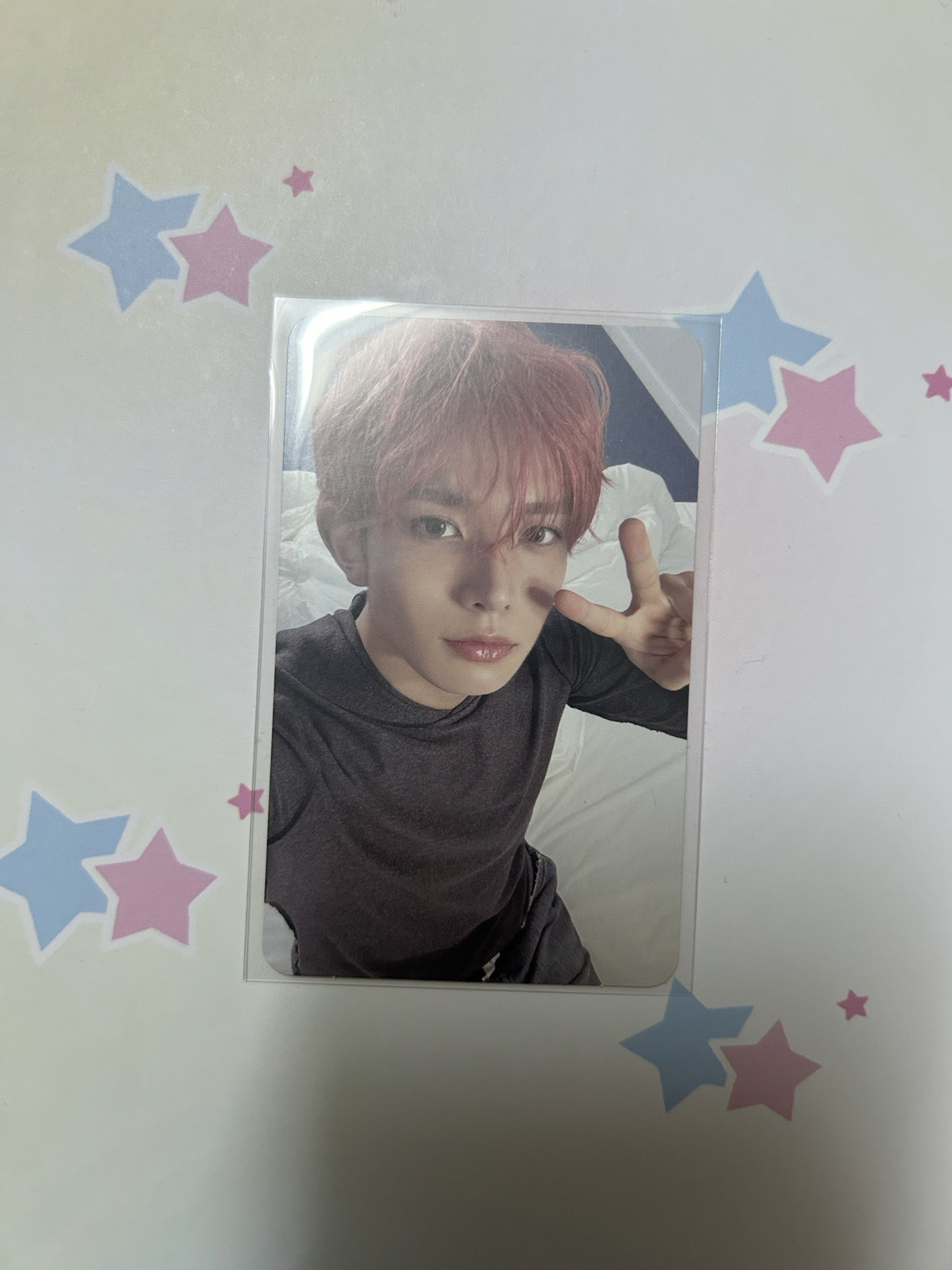 那個粉色頭髮的男人