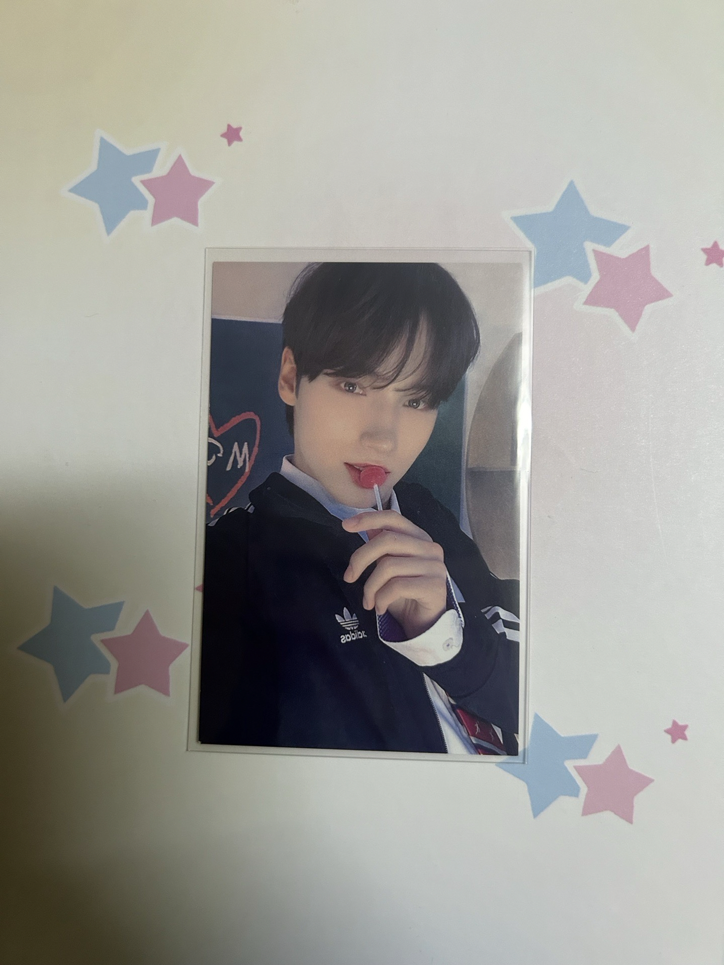 吃棒棒糖的愛迪達男孩