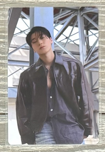 小咪靠在柱子上不屑的看著我