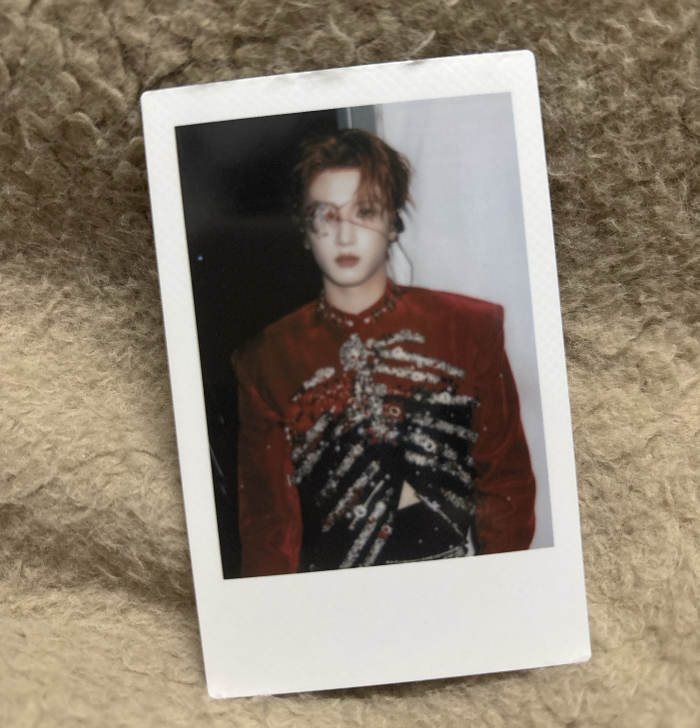 嚴浩翔 紅衣拍立得