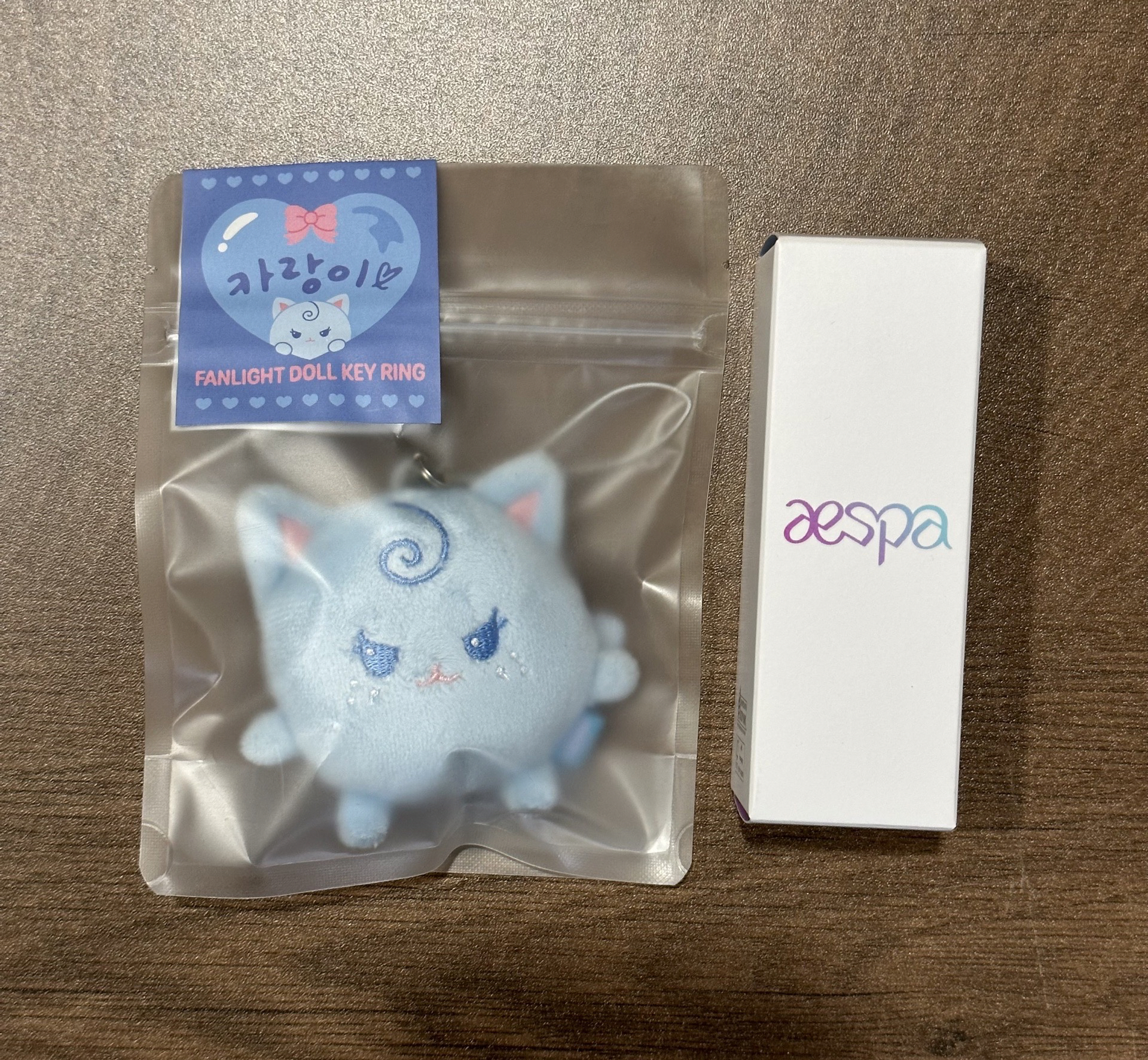 Karina吊飾娃綁手燈造型唇膏