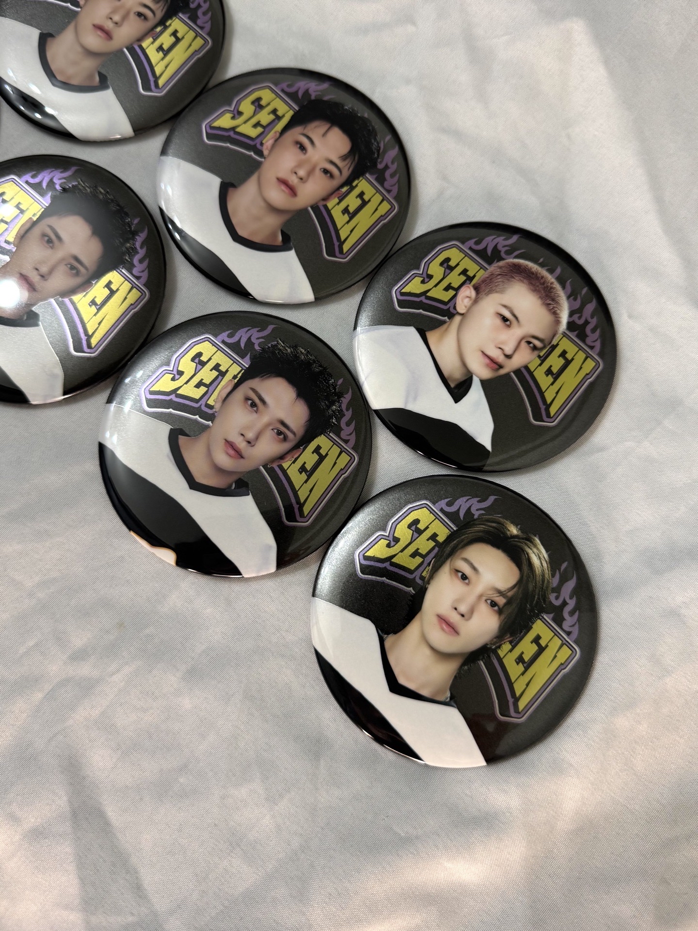 25’HOME 徽章 秀俊榮勳八 送專用保護套