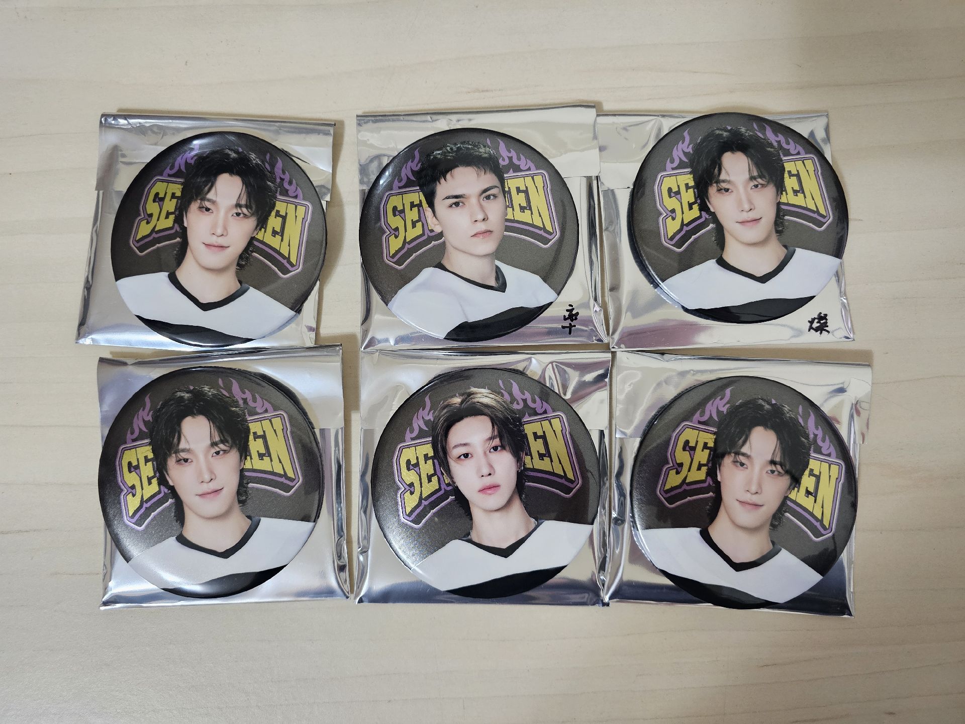 SEVENTEEN 25home徽章 | 餘量出售