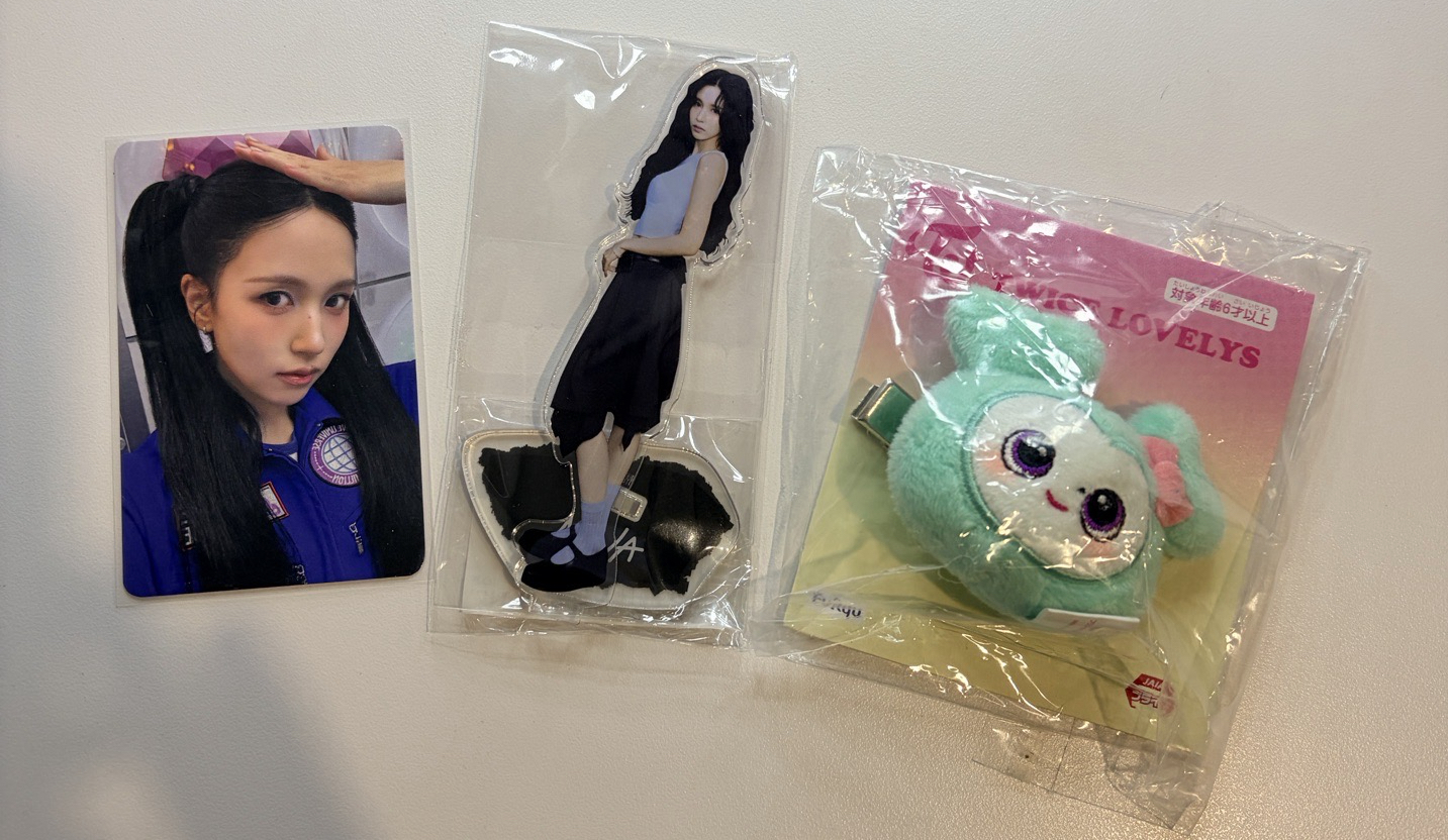 TWICE mina盤 冬日娃 + 手燈套 + enemy 立牌 + mively gigo髮夾
