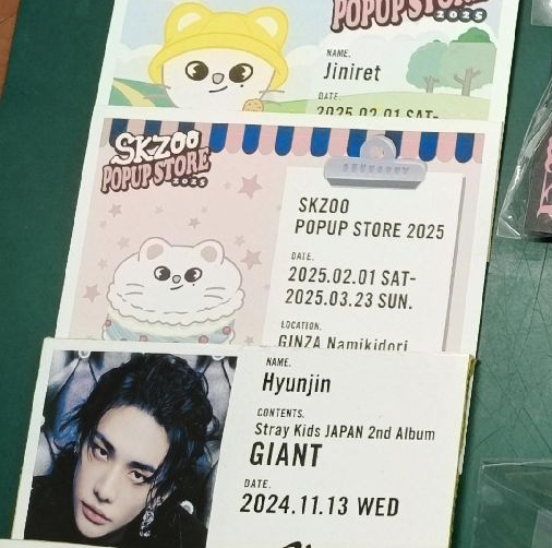 辰skzoo貼紙 貼在紙板上