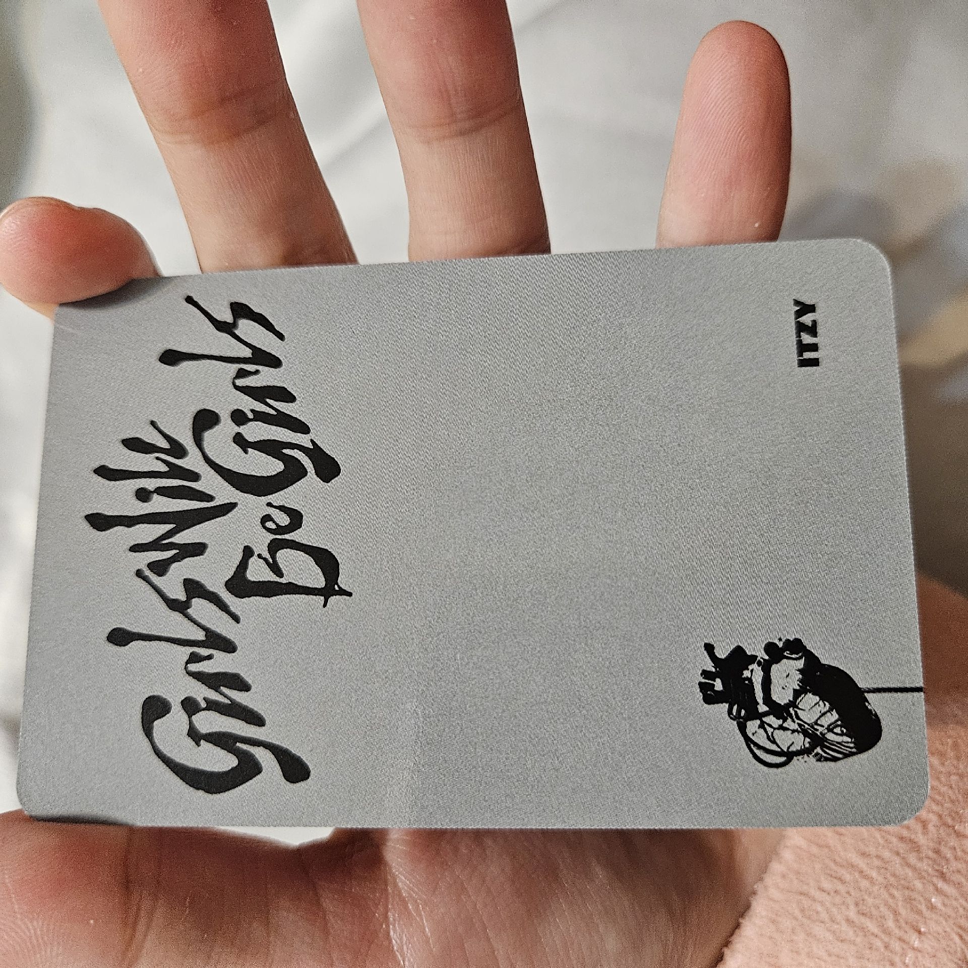 ITZY GWBG 電子專 A VER，LIA 正面微笑 紫色帽子 小卡，近全新