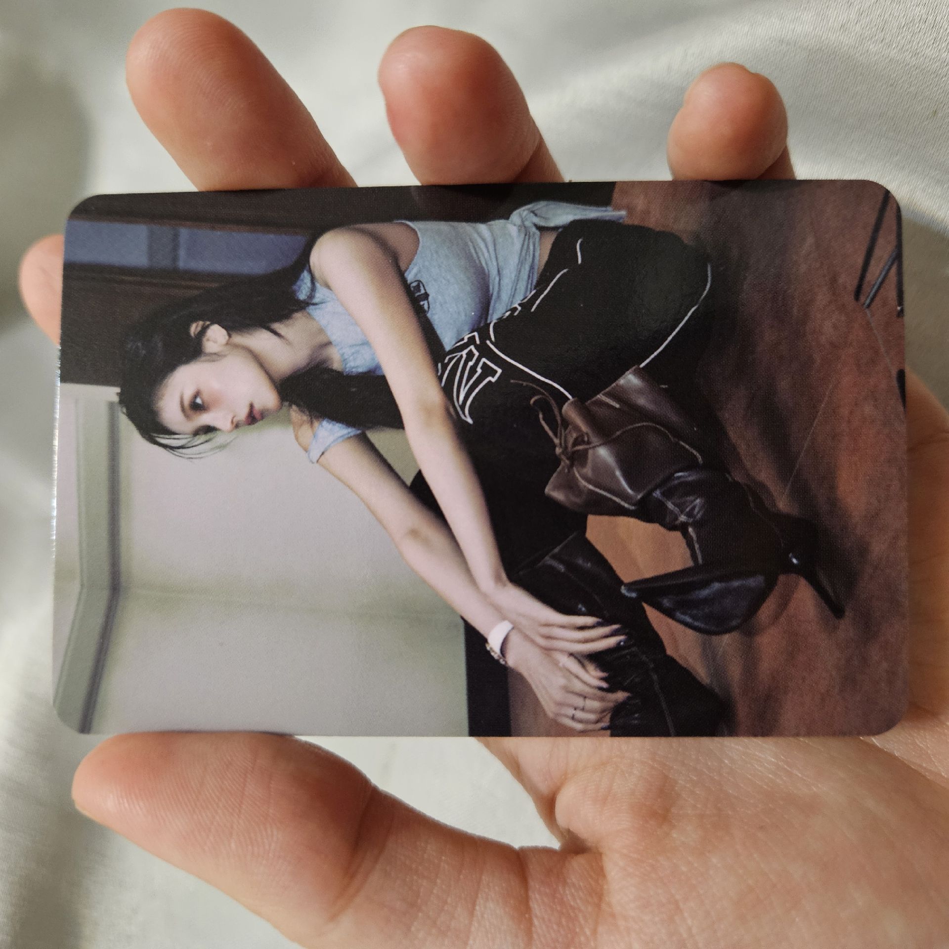 ITZY GWBG 電子專 A VER，禮志 坐地上 小卡