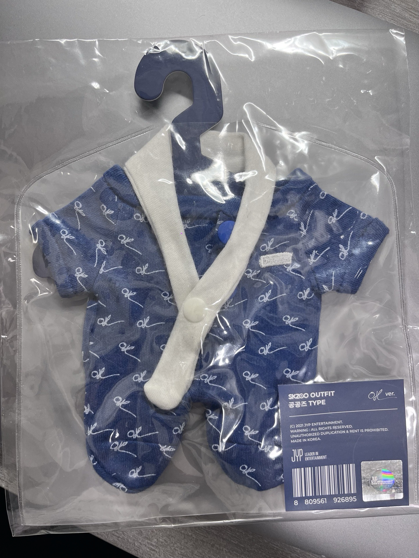 藍色（白領巾）