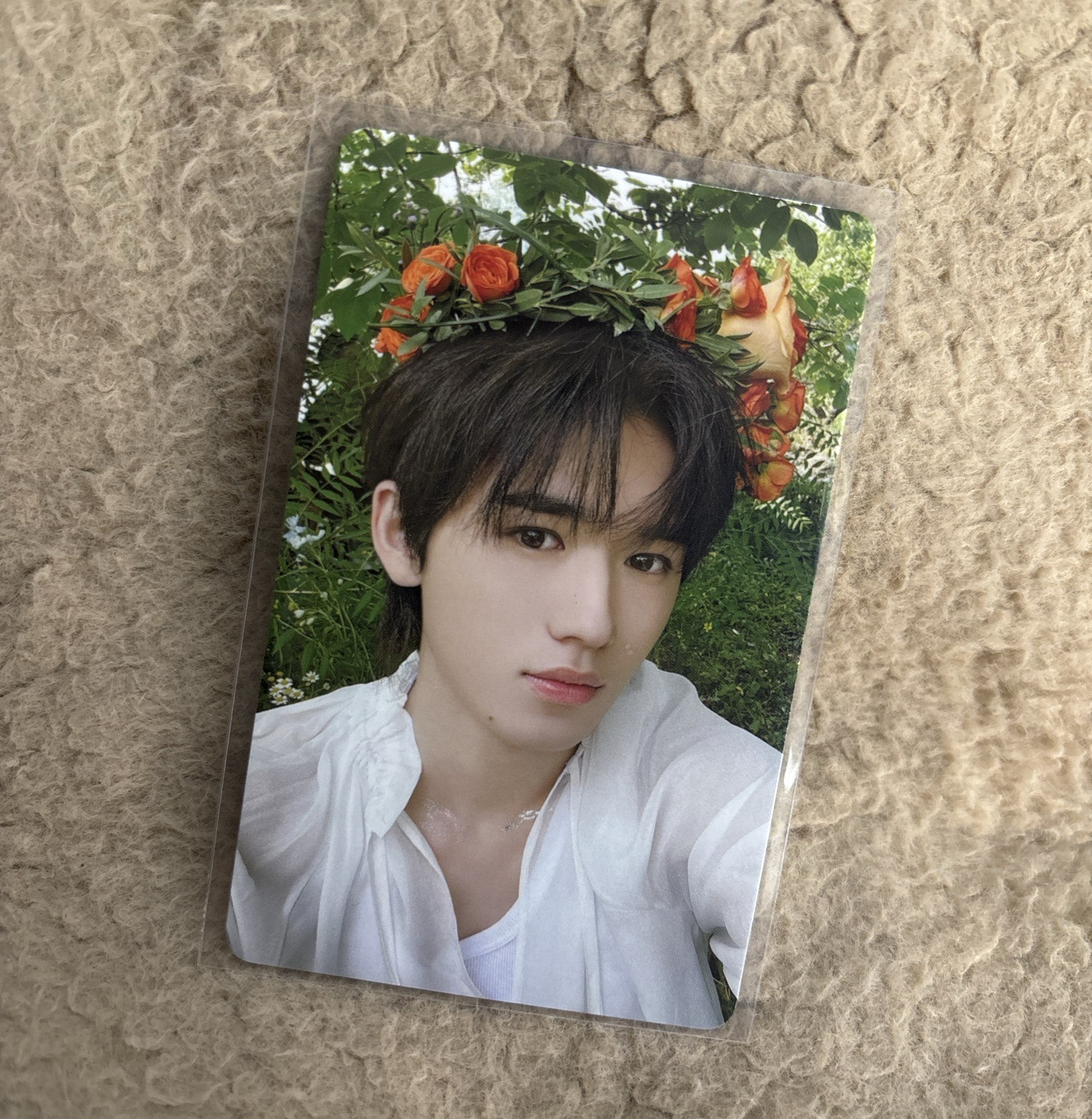 宋亞軒（下巴處有廠損，對光可見）