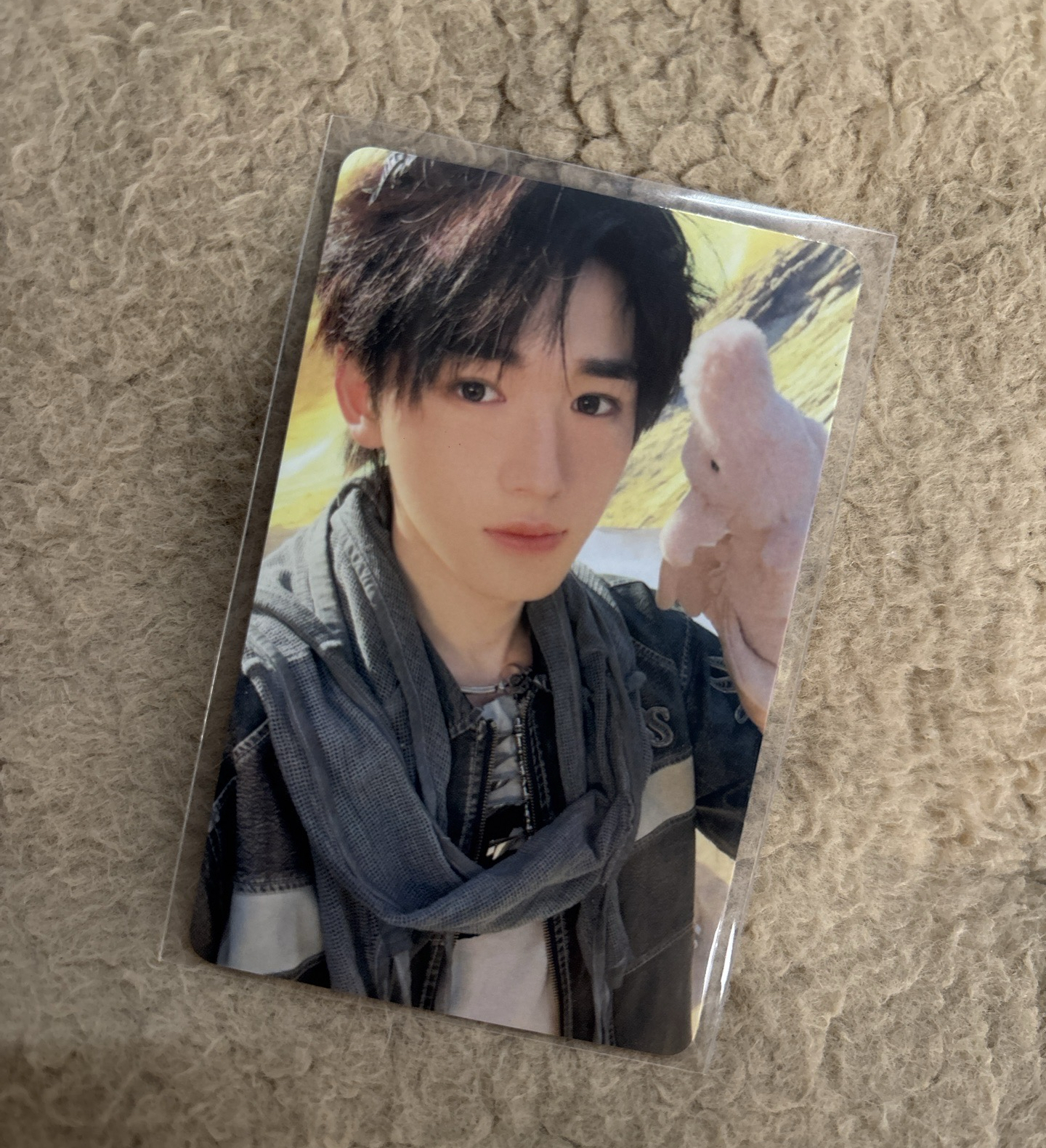 宋亞軒（下巴處有廠損，對光可見）