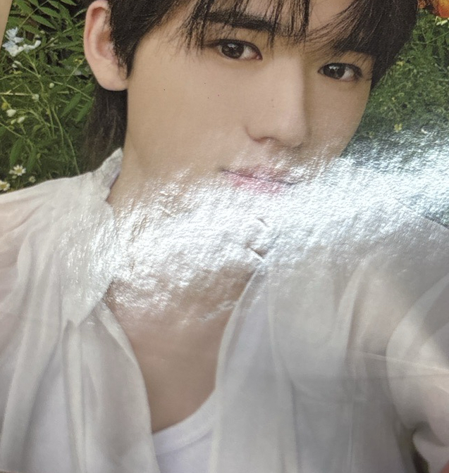 宋亞軒（下巴處有廠損，對光可見）