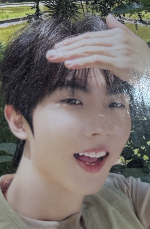 馬嘉祺（眼角處有廠損，對光可見）