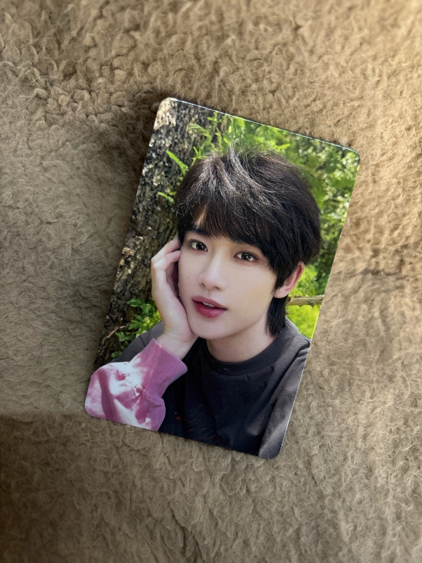 丁程鑫（手腕處有廠損，對光可見）