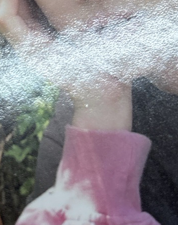 丁程鑫（手腕處有廠損，對光可見）