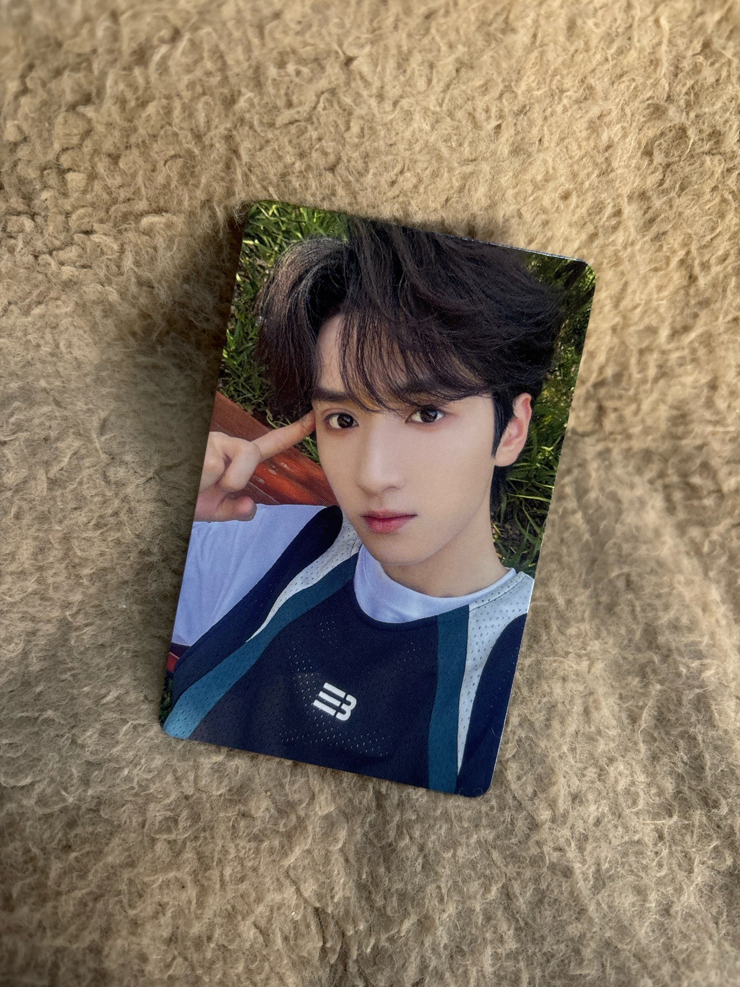 嚴浩翔（臉頰處有廠損，對光可見）