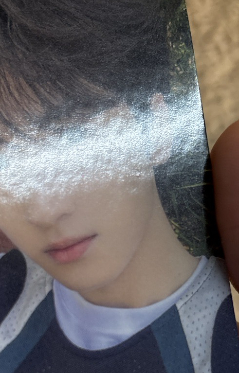 嚴浩翔（臉頰處有廠損，對光可見）