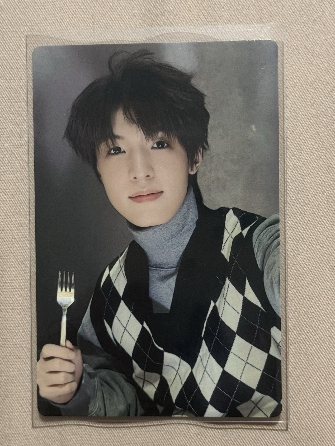 TOP登陸少年 張澤禹 拿叉子